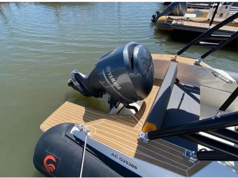 Polotuhá loď k pronájmu v Arcachon za nejlepší cenu