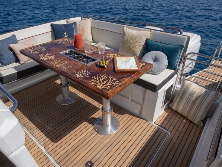 Pronájem Motorová loď Jeanneau s licencí