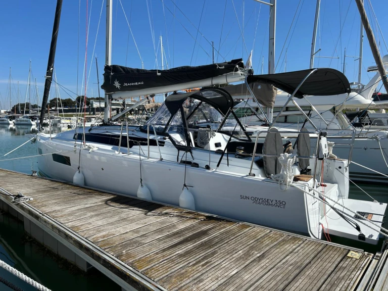 Jeanneau Sun Odyssey 350 jednotlivci a charterové společnosti v La Rochelle