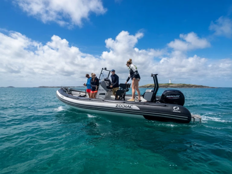 Pronájem Polotuhá loď Zodiac s licencí