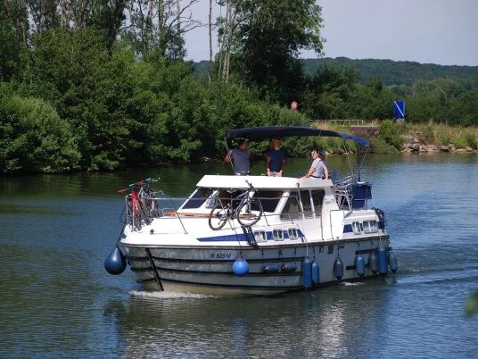 Pronajmout Motorová loď se skipperem či ne  v Savoyeux