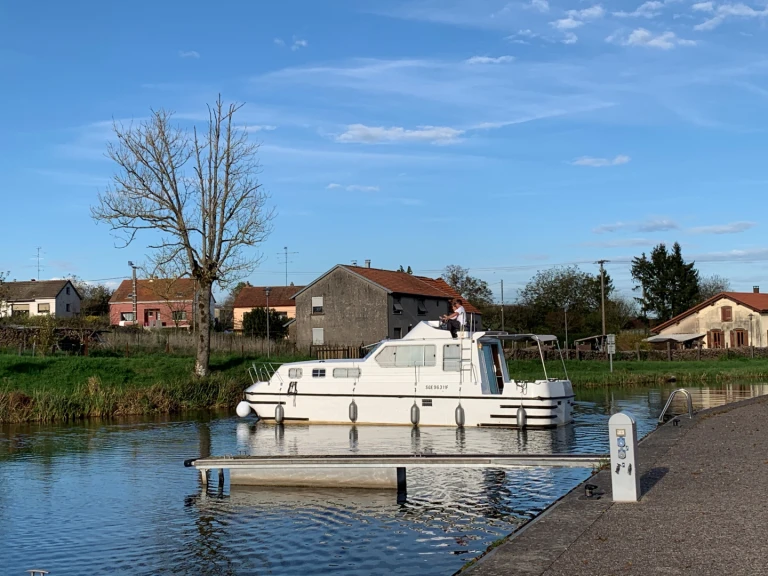 Pronajmout si Triton Triton 1050 Fly v Mittersheim