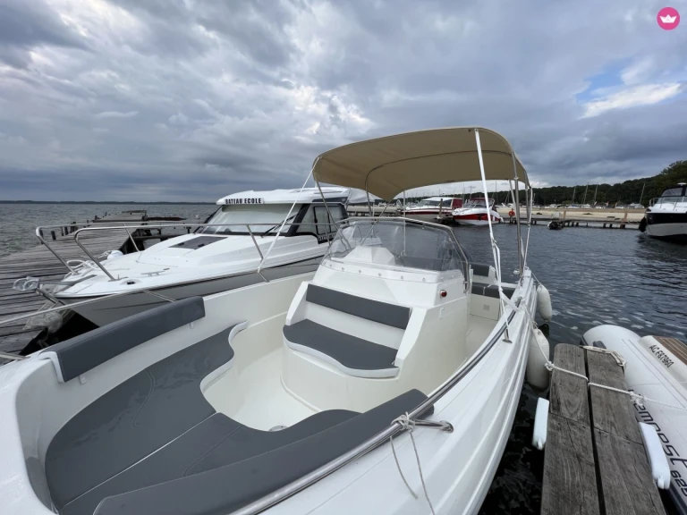 Pacific Craft 670 OPEN jednotlivci a charterové společnosti v Sainte-Rose