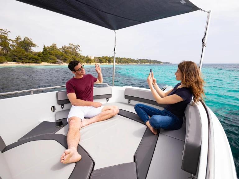 Pronájem Motorová loď Jeanneau s licencí