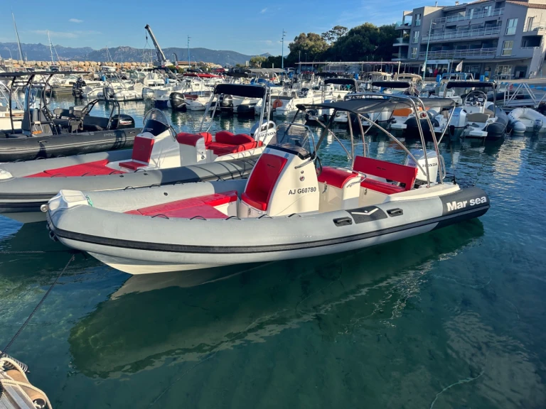 Polotuhá loď k pronájmu v Porto Pollo za nejlepší cenu