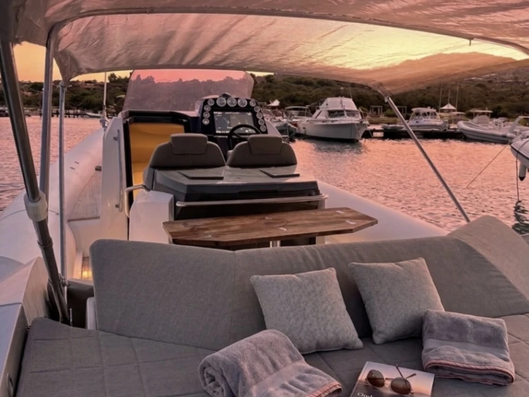 Sacs-Marine Strider 11 jednotlivci a charterové společnosti v Porto Rotondo