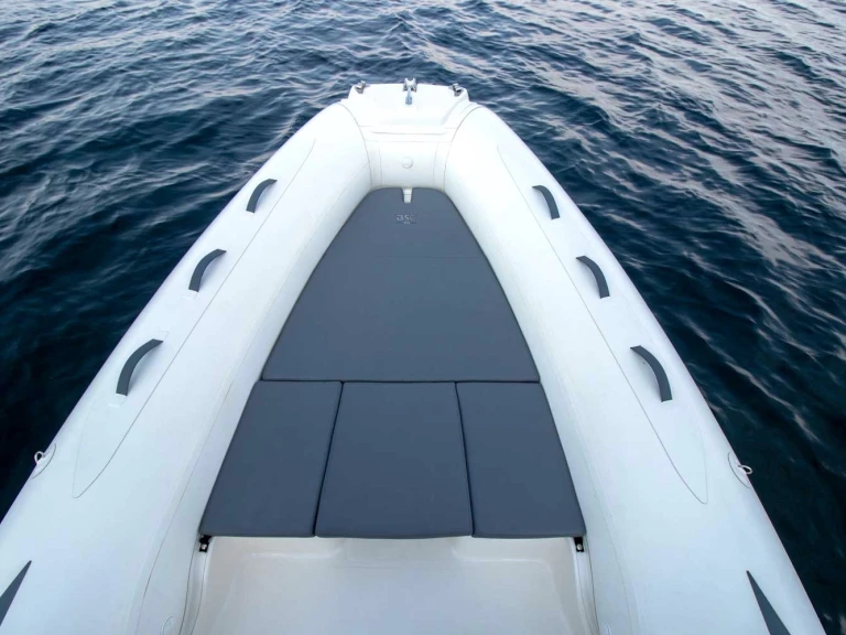 Polotuhá loď k pronájmu v Sète za nejlepší cenu