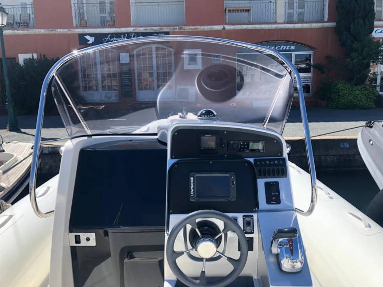 Pronajmout Polotuhá loď se skipperem či ne Bwa v Port Grimaud