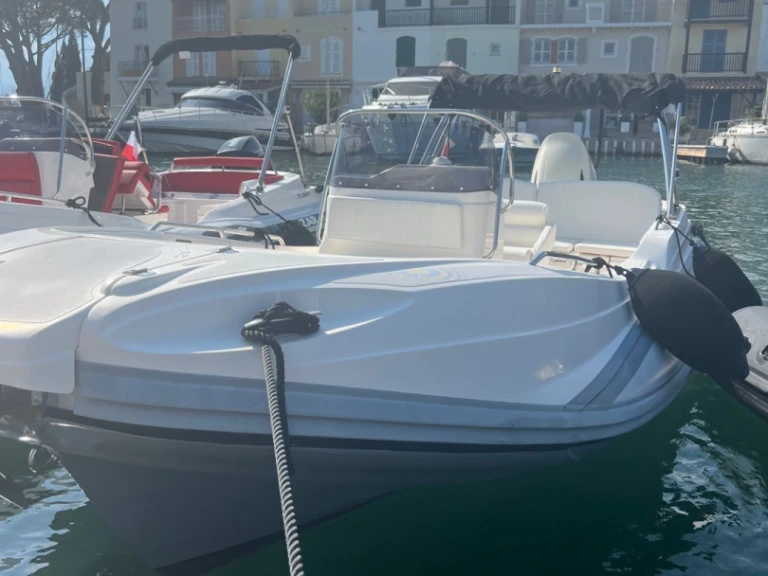 Polotuhá loď k pronájmu v Port Grimaud za nejlepší cenu