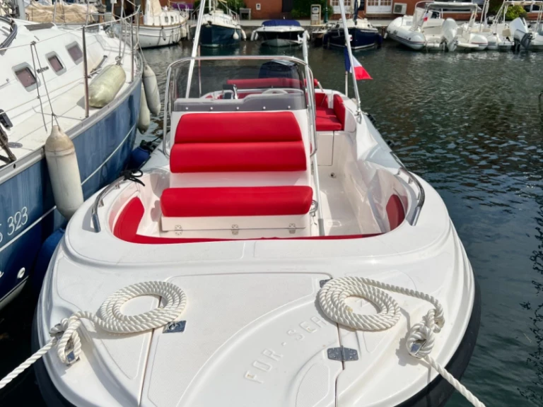 Pronajmout Polotuhá loď se skipperem či ne Zar v Port Grimaud