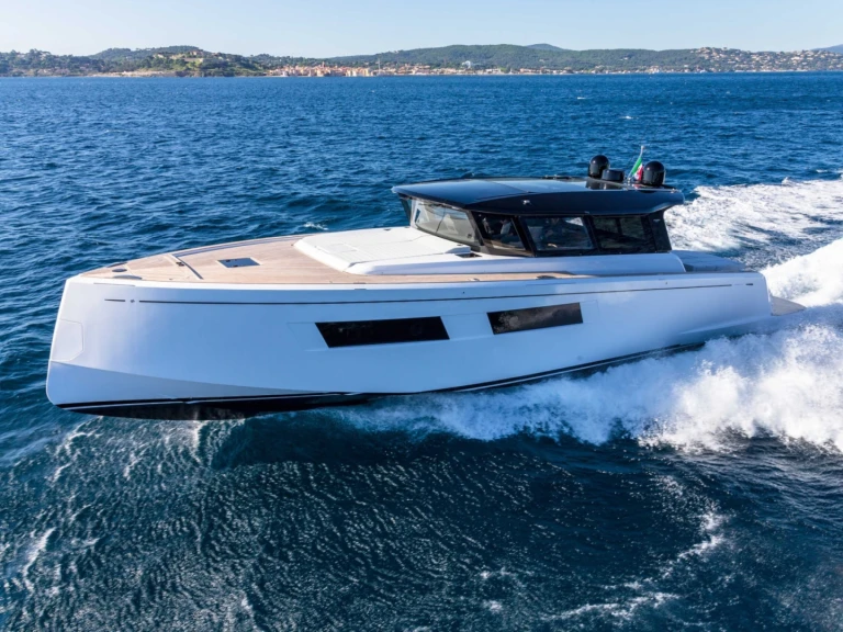 Pronajmout Jachta se skipperem či ne Pardo Yachts v Saint-Tropez