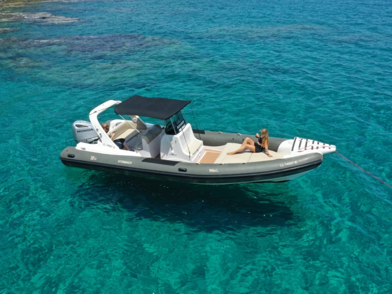 Pronájem Polotuhá loď v Latchi -Italboats Stingher 800 GT