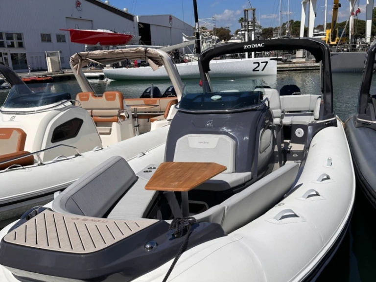 Pronájem Polotuhá loď v Cogolin -Zodiac Medline 9