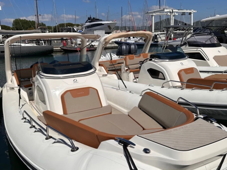 Pronajmout Polotuhá loď se skipperem či ne Zodiac v Cogolin