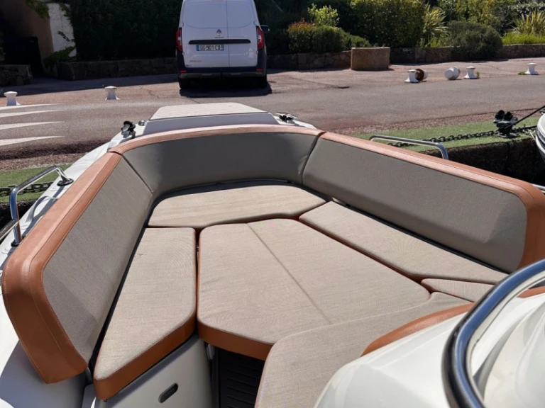 Pronájem Polotuhá loď Zodiac s licencí