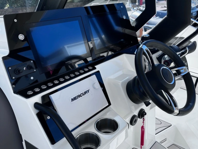 Polotuhá loď k pronájmu v Cogolin za nejlepší cenu