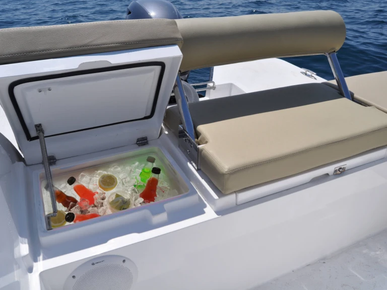 V2 BOATS 5.0 SPORT jednotlivci a charterové společnosti v Roda de Barà