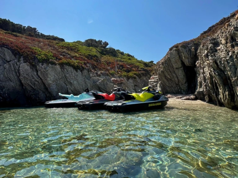 Pronájem lodi Hyeres lákavé ceny JET SKI SEADOO