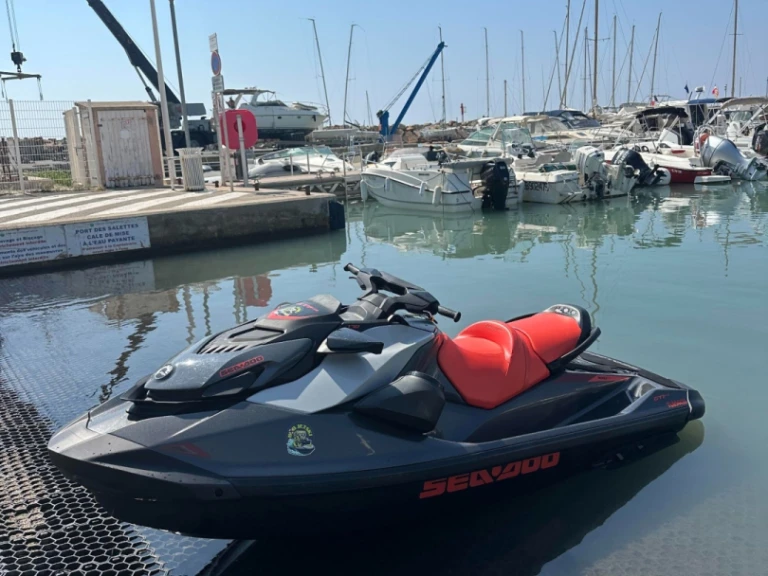 Pronájem Vodní skútr Sea-Doo s licencí