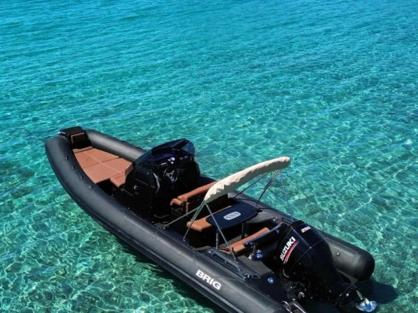 Brig Eagle 8 jednotlivci a charterové společnosti v Hyeres