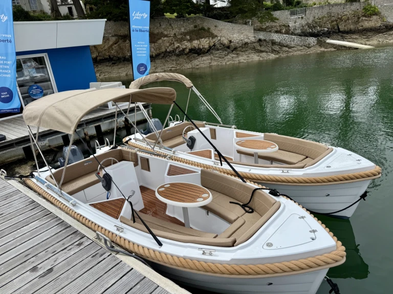 Silver Yacht Silver 495 jednotlivci a charterové společnosti v Combrit