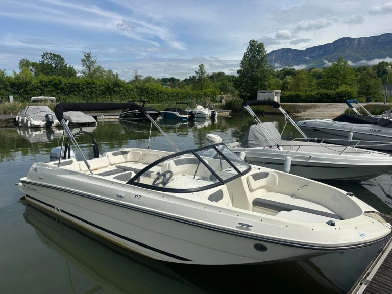 Pronájem Motorová loď Bayliner s licencí