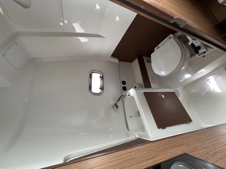 Jeanneau Cap Camarat 9.0 CC jednotlivci a charterové společnosti v Cannes