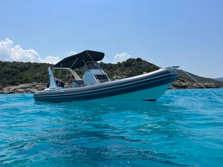 Pronajmout si Lomac LOMAC 660 TURISMO v Saint-Florent