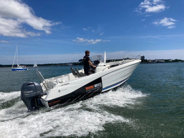 Pronájem Motorová loď Jeanneau s licencí