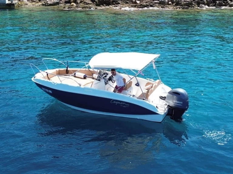 Pronájem Motorová loď v Milna -Cayman Deluxe