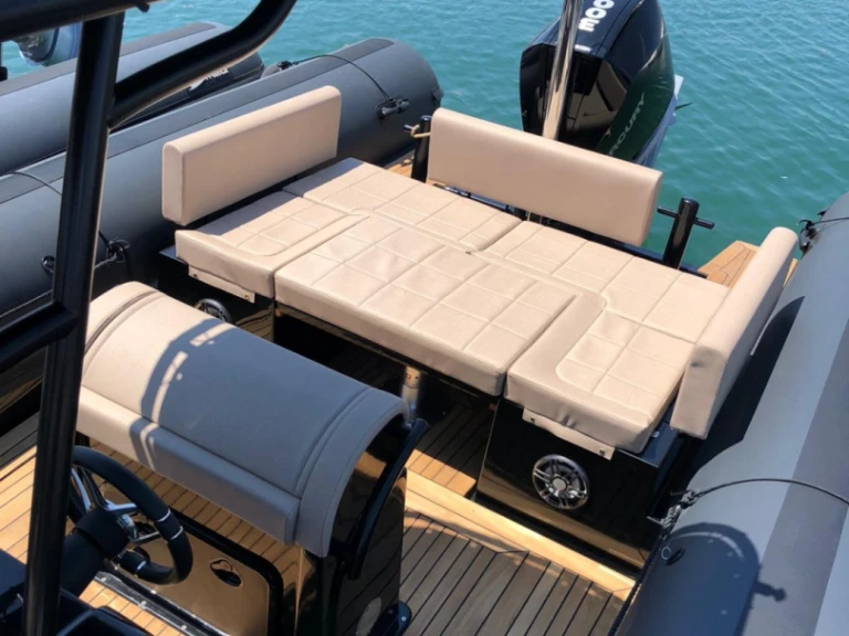 Sea Water 280 Smeralda  jednotlivci a charterové společnosti v Cogolin