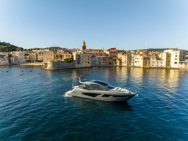 Sunseeker PREDATOR 65 jednotlivci a charterové společnosti v Saint-Tropez
