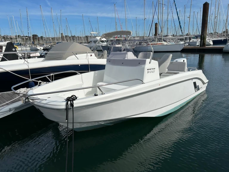 Pronajmout Motorová loď se skipperem či ne Bénéteau v Brest