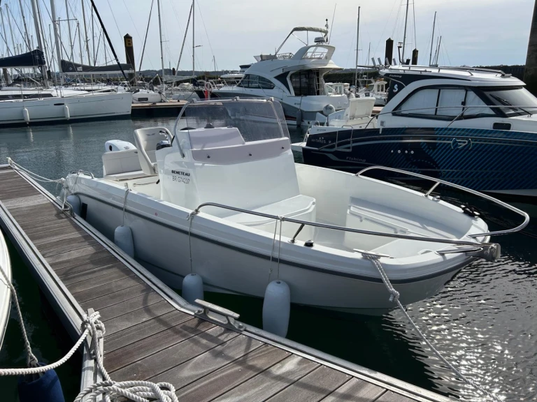 Pronájem Motorová loď Bénéteau s licencí