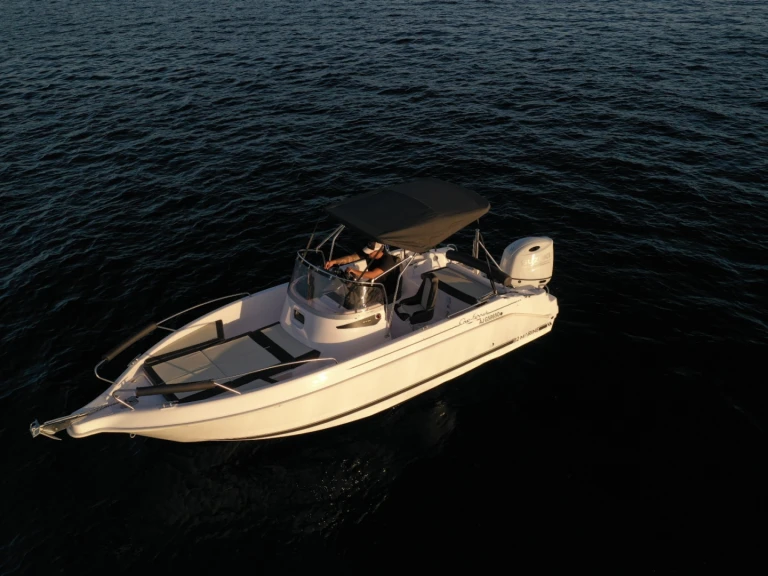 Pronájem Motorová loď B2 Marine s licencí