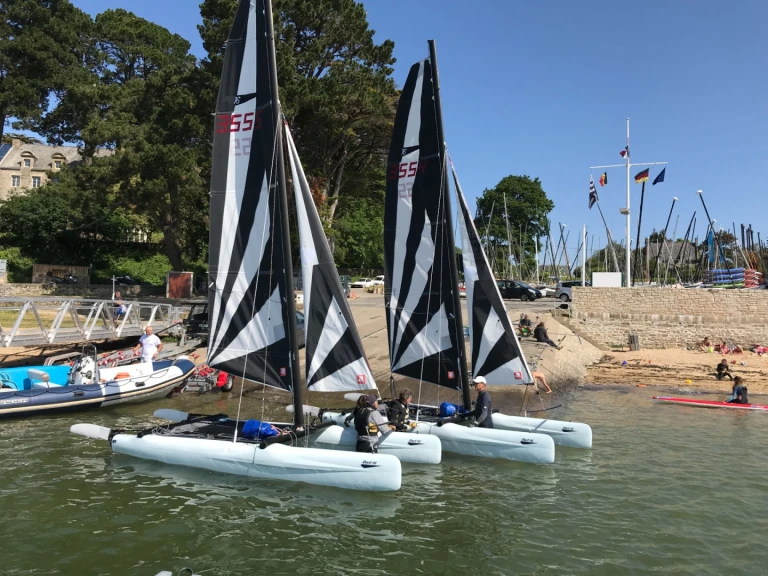 Pronajmout Katamarán se skipperem či ne Dart v Arradon