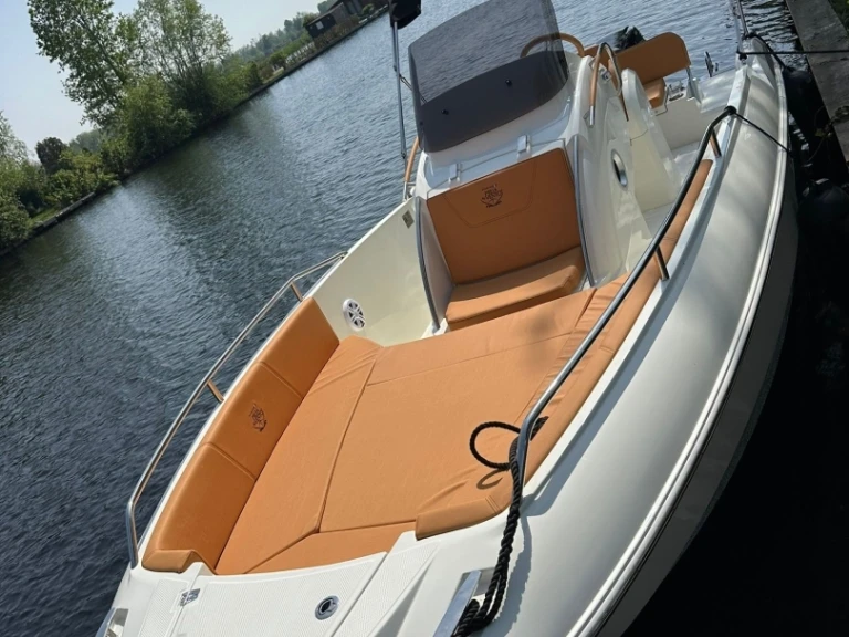 Pronájem lodi prua jaguar 7 v Vieux-Port de Marseille na Samboatu