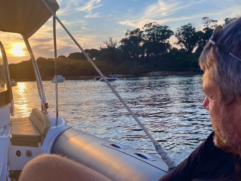 Pronajmout si Jeanneau CAP CAMARAT v Antibes