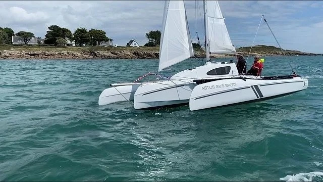 ASTUS BOATS ASTUS 22.5 jednotlivci a charterové společnosti v La Trinité-sur-Mer