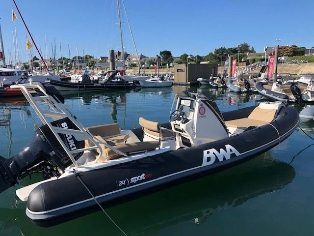 Pronájem Polotuhá loď v La Trinité-sur-Mer -Bwa BWA 24 GTO