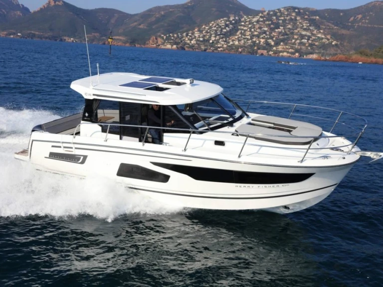 Jeanneau Merry Fisher 1095 jednotlivci a charterové společnosti v La Trinité-sur-Mer