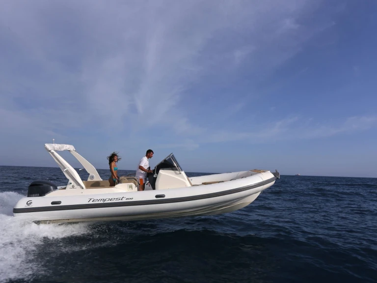 Pronájem Polotuhá loď v Port de Saint-Cyprien Méditerranée -Capelli Tempest 800 Sun