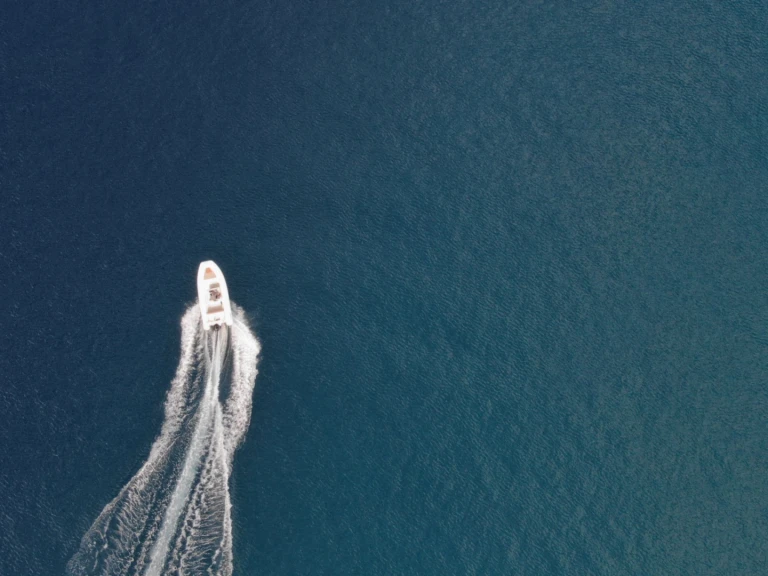 Polotuhá loď k pronájmu v Propriano za nejlepší cenu