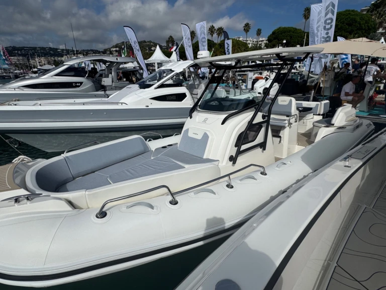 Polotuhá loď k pronájmu v Propriano za nejlepší cenu