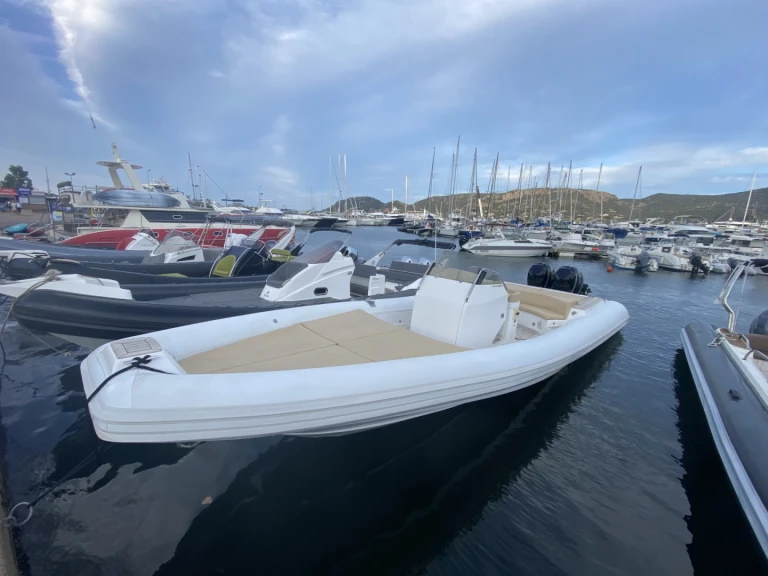 Polotuhá loď k pronájmu v Porto-Vecchio za nejlepší cenu