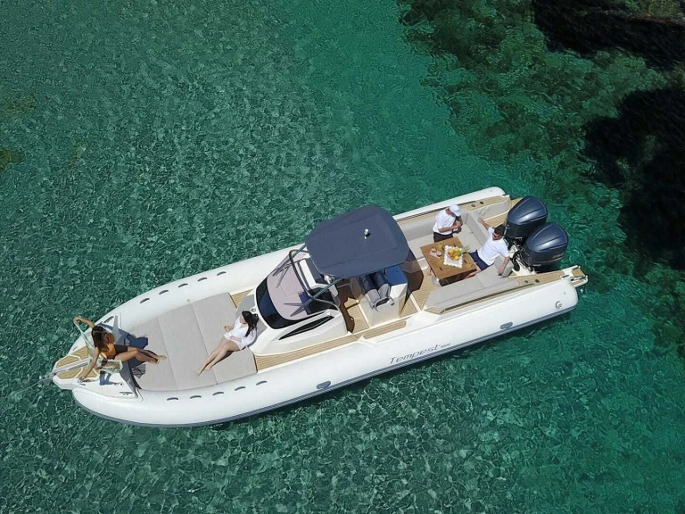 Pronájem lodi Porto-Vecchio lákavé ceny CAPELLI 900 TEMPEST
