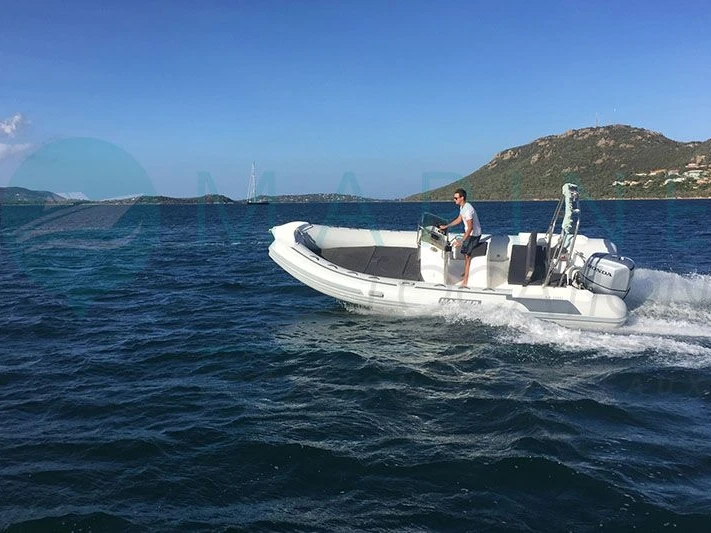 Polotuhá loď k pronájmu v Porto-Vecchio za nejlepší cenu