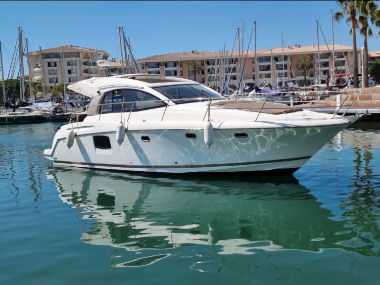 Jeanneau Prestige 38 S jednotlivci a charterové společnosti v Saint-Jean-Cap-Ferrat