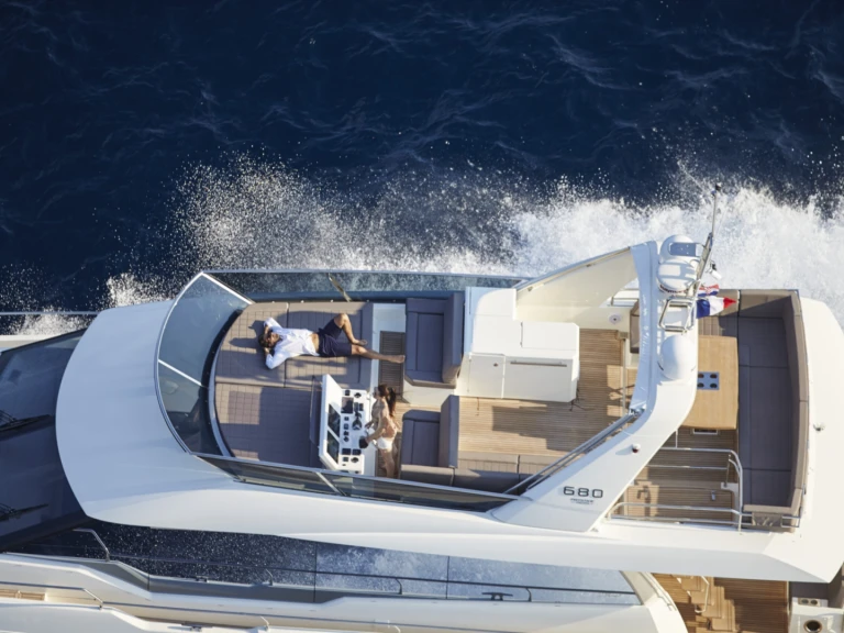 Prestige Prestige 680 jednotlivci a charterové společnosti v Antibes