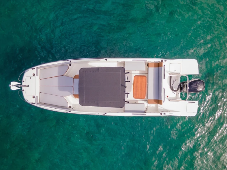 Pronájem Motorová loď Bénéteau s licencí